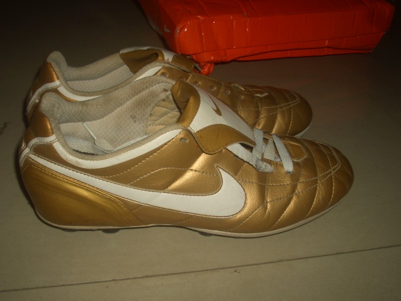 NIKE TIEMPO 系列罕见传奇一代金色足球鞋 4