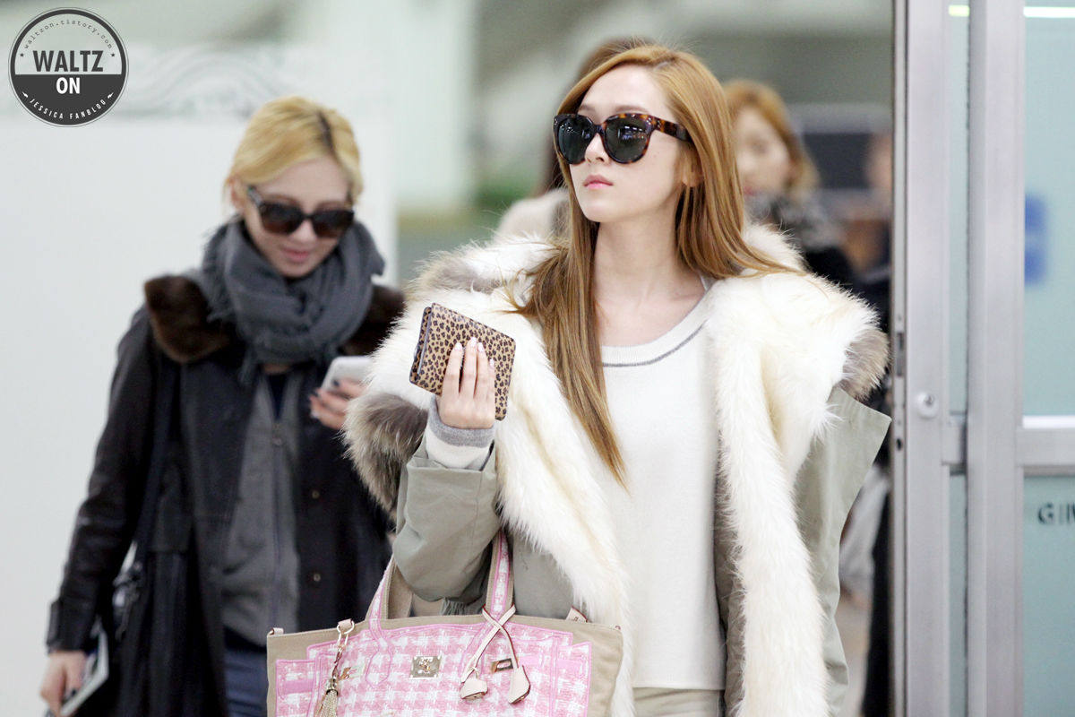 <em>少女时代</em>jessica郑秀妍机场同款豹纹<em>钱包</em> 护照