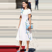 欧洲2024年夏季明星王妃走秀高端中长款白色绣花连衣裙气质