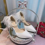 法式白色婚纱鞋女珍珠链，扣带绸缎防水台高跟鞋，细跟白纱蝴蝶结婚鞋