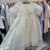 实体店童装女童米白色褶皱，设计刺绣花朵娃娃，领短袖连衣裙中大童