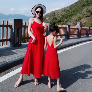 亲子装2023夏装母女装洋气连衣裙，海边度假沙滩裙露背吊带长裙