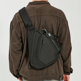 男士韩版防水胸包单肩斜挎包，大容量多功能运动休闲水饺旅行包
