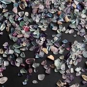 天然多彩萤石水晶碎石，原石手链消磁石净化蓝绿紫色萤石装饰鱼