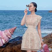 越南小众设计师花朵刺绣蕾丝连衣裙名媛气质收腰一字肩甜美小礼服