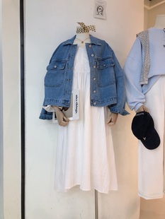 韩代款中蓝色牛仔外套，白色领口刺绣棉麻质感连衣裙