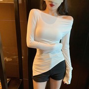 白色斜肩性感打底衫女潮秋季设计感显瘦露肩斜领T恤中长款T