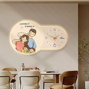 一家四口温馨卡通人物餐厅装饰画挂钟家用客厅现代简约挂墙时钟表