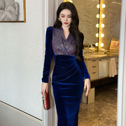 2024春装女装法式设计感V领亮片修身显瘦蓝色丝绒连衣裙21081