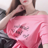 设计感斜肩短袖t恤女韩版夏季宽松显瘦字母印花下摆绑带露肩上衣