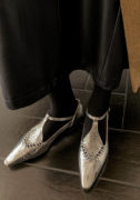 高级感牛皮镂空气质，丁字搭扣单鞋女鞋，低跟方头真皮银色