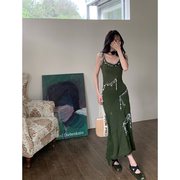 小番茄 新中式墨绿针织吊带花朵设计性感连衣裙