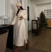 韩国女装m2023冬季款，纯色宽松侧开衩加绒圆领长袖长款连衣裙