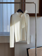 白色半高领毛衣女(毛衣女，)款小众设计感拼接蝴蝶结，后圆领镂空钉珠扣针织衫