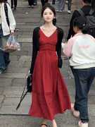 时尚设计蕾丝拼接红色吊带，连衣裙女夏韩版收腰，v领氛围感褶皱长裙