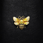复古蜜蜂胸针设计感小众胸花，西装配饰高级感女个性领口别针防走光