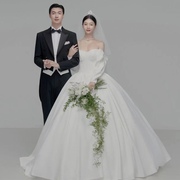 影楼主题白色一字肩缎面拖尾婚纱情侣室内韩式摄影拍照写真礼服装