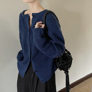 初打克莱因蓝色羊毛针织衫女秋季设计感露肩慵懒开衫