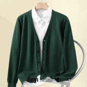 jieyi军绿色绅士复古英伦风，针织开衫轻奢高品质，纯色潮男毛衣外套