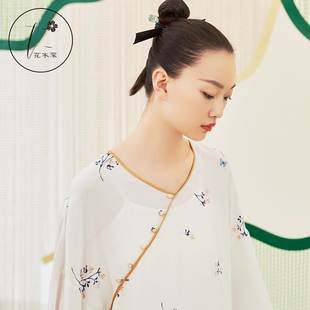 花木深中国风白色衬衫女设计感小众偏襟v领上衣女七分袖印花衬衣