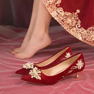 红色婚鞋女低跟中式婚礼秀禾服新娘鞋孕妇不累脚结婚高跟鞋
