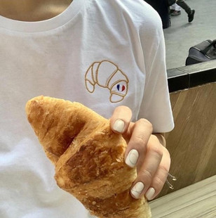 法式小众白色经典款牛角包可颂面包宽松短袖纯棉T恤