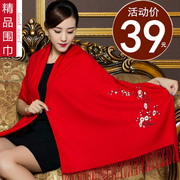 中国大红色围巾披肩外搭两用女秋冬季2024中老年百搭羊绒妈妈