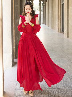 迪拜沙漠旅游民族风，红色连衣裙收腰显瘦气质，海边沙滩度假拍照长裙