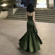 法式高级感绿色吊带露背连衣裙女2024小众设计性感礼服长裙子