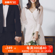 2023长袖韩式轻婚纱简约白色，缎面显瘦气质，复古旅拍拖尾出门纱