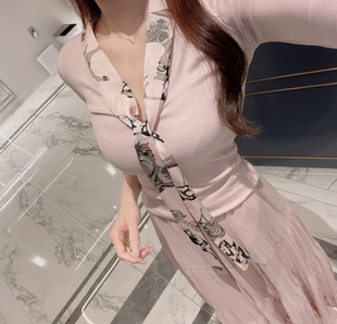 韩国东大门时尚舒适潮流女装气质，v领飘带，t恤打底衫上衣
