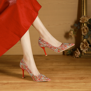 高级感中式红色刺绣花铆钉，尖头秀禾婚鞋礼服女两穿细高跟鞋不累脚