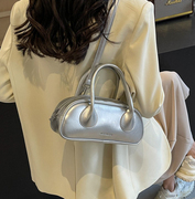 小众质感银色女士包包2024简约百搭时尚单肩斜跨包亮面漆皮包