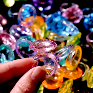 戒指造型儿童宝石特大塑料钻戒道具，摆件水晶首饰奖励小礼物