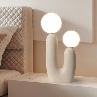 奶油卧室床头台灯儿童北欧现代简约温馨创意客厅书房桌面摆件灯具