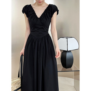 法式黑色连衣裙女夏季高端精致赫本气质，收腰显瘦v领a字别致长裙子