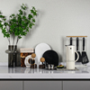 厨房台面饰品现代北欧样板房间，厨房陈列橱柜，软装饰品摆件砧板咖啡