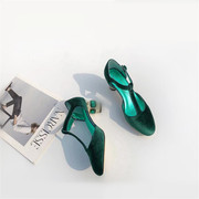 2023夏季品(夏季品)绿色天鹅绒t带中空凉鞋水钻，玻璃跟粗跟圆头中跟鞋婚鞋