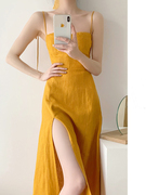 姜黄色(姜黄色)亚麻吊带连衣裙女夏季法式设计感小众甜辣性感收腰开叉裙子