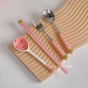 不锈钢勺叉套装卡通学生餐具，套装可爱草莓勺子，家用水果叉陶瓷筷子