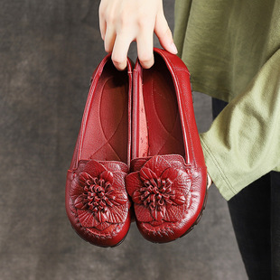 24高端中年女士妈妈红色真皮平底舒适单鞋  中老年防滑休闲奶奶鞋