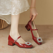 婚鞋新娘鞋气质水钻方头浅口一字带红色复古玛，丽珍法式粗跟高跟鞋