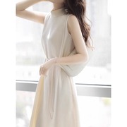 韩版2024夏法式(夏法式)时尚，设计感小众立领，缎面无袖背心连衣裙小黑裙欧货
