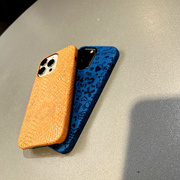 橙深蓝印花麟纹适用苹果15promax手机壳，iphone141312proplus春夏11xxr男女se8p7