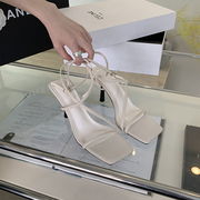 高跟凉鞋女2024夏季韩版方头一字带白色，露趾法式细跟绝美凉鞋