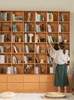 北欧实木书架橡木一体整墙储物展示柜客厅，樱桃木满墙落地书柜定制