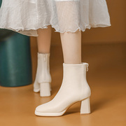 米白色高跟短靴女粗跟秋冬时尚不累脚防水台拉链软皮方头时装靴子