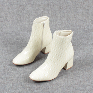 欧美原单米白色漆皮鳄鱼纹女靴，复古圆头侧拉链，大码粗跟瘦瘦短靴女