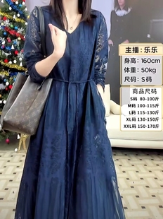 秋款女装2024年蕾丝连衣裙气质，v领镂空裙子，显瘦大码蓝色裙子
