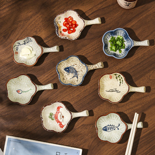 日式陶瓷调料碟子商用烤肉，调味碟带把创意筷子架，餐厅寿司蘸料碟子